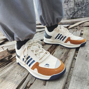Мужские кроссовки на шнуровке, белая подошва, сбоку дизайн полоски, надписи, цвет синий/коричневый