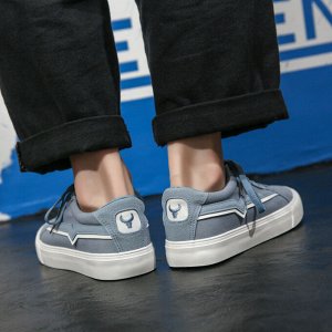 Мужские кроссовки на шнуровке, белая подошва, сзади вышивка "бык", цвет белый/синий