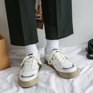 Мужские кроссовки на шнуровке, коричневая подошва, сзади надпись, цвет белый/синий