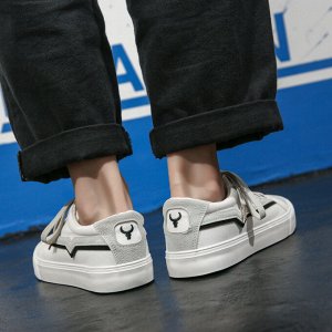 Мужские кроссовки на шнуровке, белая подошва, сзади вышивка "бык", цвет белый/серый