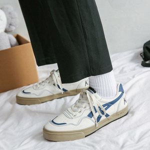 Мужские кроссовки на шнуровке, коричневая подошва, сзади надпись, цвет белый/синий