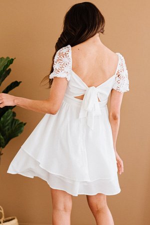 Белое платье-трапеция с короткими кружевными рукавами и квадратным вырезом