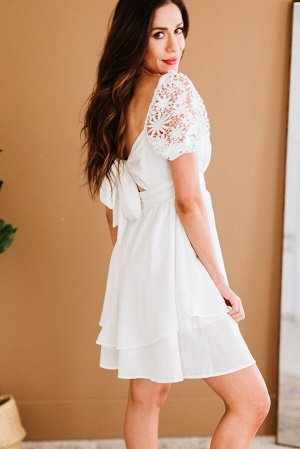 Белое платье-трапеция с короткими кружевными рукавами и квадратным вырезом