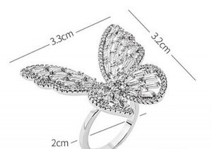 Кольцо Кольцо в форме "бабочка" выполнено из гипоаллергенного сплава.  Кольцо без размера, регулируется. Кольцо объёмное, красиво блестит, привлекает взгляды окружающих. Размер бабочки: 33 x 30 мм.