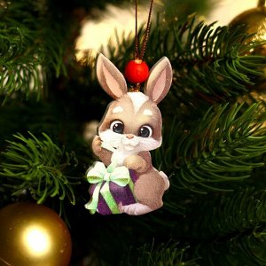 Подвеска новогодняя деревянная «Зайчишка с подарком»