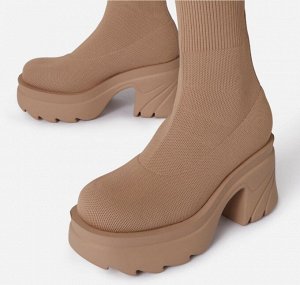Укороченные эластичные сапоги-носки на толстой подошве и круглым носом, беж