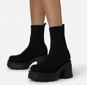 Укороченные эластичные сапоги-носки на толстой подошве и круглым носом черный