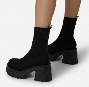 Укороченные эластичные сапоги-носки на толстой подошве и круглым носом черный