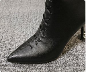 Полусапожки  со шнуровкой и острым носком на каблуке, черные