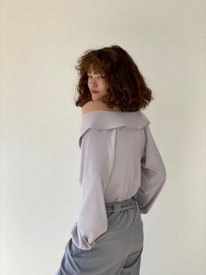Блуза с большим отложным воротником светло-серая
