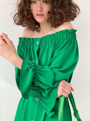 Длинное платье с открытыми плечами зелёное