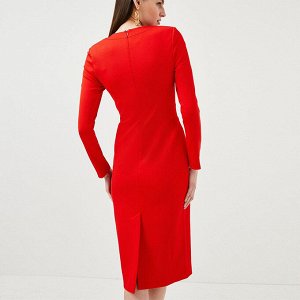 Женское платье-футляр средней длинны, с пуговицами, цвет красный