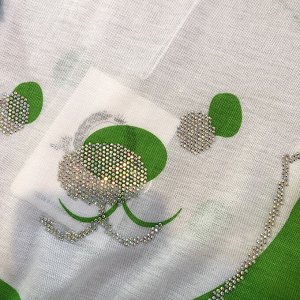 Лонгслив женский свободного кроя с принтом и стразами "Мишки", цвет белый/зеленый