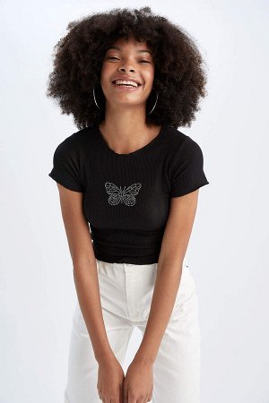 Приталенная футболка с круглым вырезом и принтом бабочки с коротким рукавом