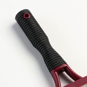 Пуходерка с каплей, прорезиненная ручка, бордово-чёрная, 10 х 17 см