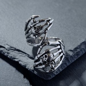 Кольцо "Перстень" череп на костях, цвет чернёное серебро, безразмерное