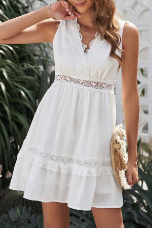 Белое платье с открытой спиной и кружевными вставками