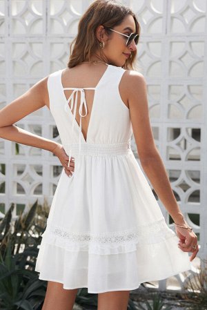 Белое платье с открытой спиной и кружевными вставками