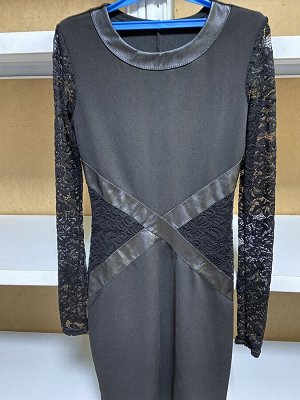Платье прямого кроя, комбинированное  гипюром и коженными вставками. Цвет: черный.Замеры по изделию: ОГ 72 см; ОБ 76 см; длинна 88 см.