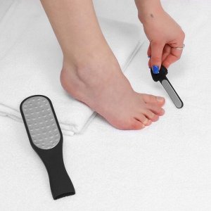 Тёрка для ног, лазерная, двусторонняя, с пилкой, прорезиненная ручка, 25,5 см, цвет чёрный