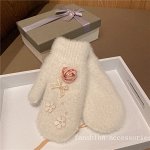 Женские зимние варежки