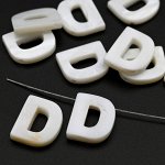 Подвеска буква &quot;D&quot; 10*12мм из перламутра