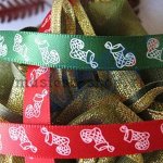 Атласная лента Рождественские носки на красном фоне