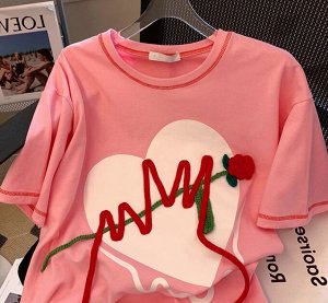 Розовая футболка с короткими рукавами и объемной розой