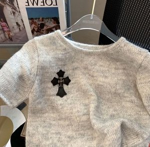 Женский вязаный свитер серого цвета с короткими рукавами