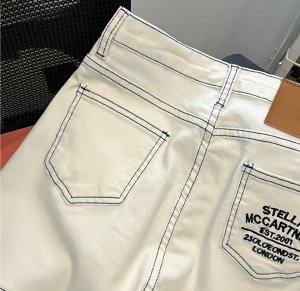 Белые прямые джинсовые шорты с вышивкой,