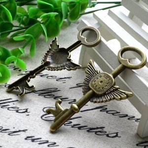 Винтажная подвеска Ключ большой с крыльями