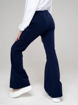 Брюки-клеш Описание и параметры
Стильные брюки-клеш из футера темно-синего цвета для девочки, облегающие по бедрам и расклешенные от колена. Пояс на эластичной резинке. Изделие выполнено из трикотажа 