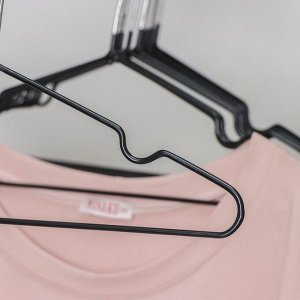 Вешалка-плечики для одежды детская, размер 30-34, антискользящее покрытие, цвет чёрный