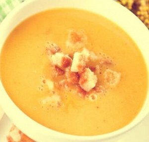 Крем-суп гороховый с копченостями, гренками и мясом (1 порция)