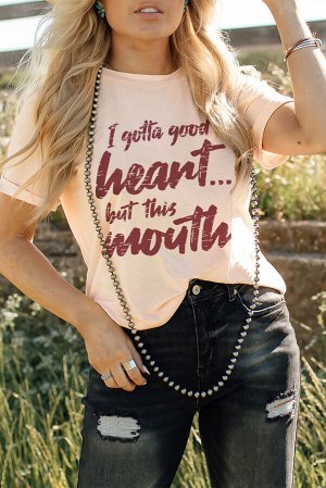 Розовая футболка с надписью: I Gotta Good Heart But This Mouth