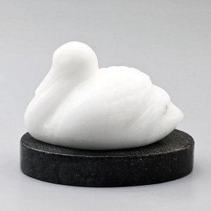 Скульптура из кальцита "Лебедь" м/р 80*50*55мм.