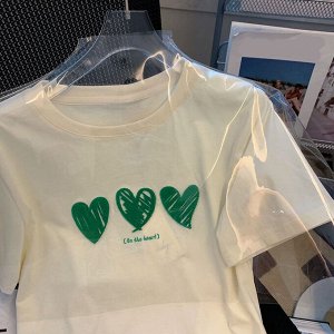 Женская футболка с короткими рукавами, принт три зеленых сердечка, цвет белый