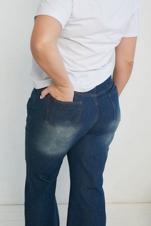 Брюки Стильные джинсы-клеш с рваными коленями, выполнены из плотной хлопковой ткани. Модель с комфортной высокой посадкой и поясом, дополненным шлевками. По центру застежка - гульфик на молнию и пугов