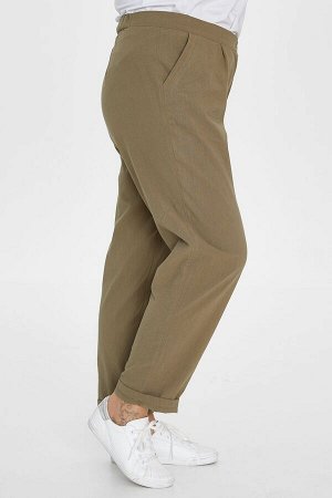 Брюки Эффектные брюки "чинос" свободного силуэта укороченной длины. Выполнены из хлопковой ткани с добавлением эластана. Модель с комфортной высокой посадкой и комбинированным поясом, с застежкой на т