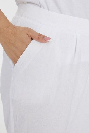 Брюки Эффектные брюки "чинос", свободного силуэта, с наклонными карманами по бокам и складками по талии. Выполнены из хлопковой ткани. Модель с комфортной высокой посадкой и комбинированным поясом,  з