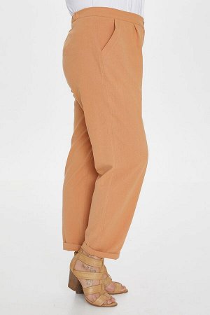 Брюки Эффектные брюки "чинос" свободного силуэта укороченной длины. Выполнены из хлопковой ткани с добавлением эластана. Модель с комфортной высокой посадкой и комбинированным поясом, с застежкой на т