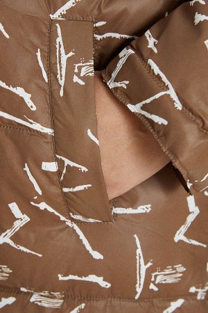 Пальто Стильное пальто прямого силуэта длиной до линии колен. Модель из плащевой ткани в яркий принт, на синтепоне со стежкой. Модель на подкладке. Круглый вырез горловины оформлен удобным капюшоном с