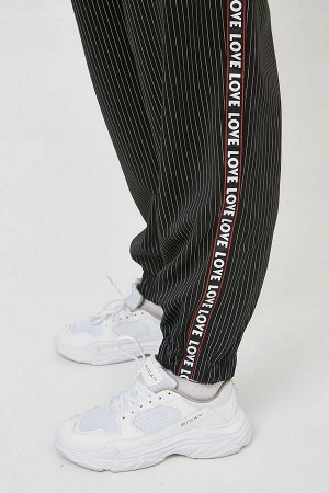 Брюки Эффектные брюки из костюмной ткани в полоску, с высокой посадкой по фигуре. Модель на комбинированном поясе, с застежкой на  молнию и пуговицу. По боковым швам модный акцент в виде яркой репсово