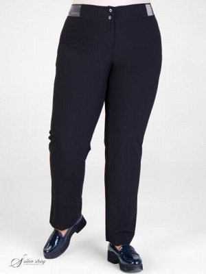 Брюки Классические брюки, стандартной длины, из эластичной смесовой ткани. Для комфорта и удобства в эксплуатации декоративная тесьма-резинка проходит по поясу спинки и достигает середины передних пол