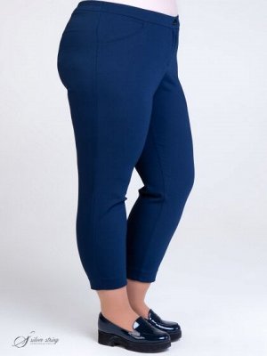 Брюки Укороченные брюки, длиной выше щиколотки, из эластичной смесовой ткани с большим содержанием хлопка. На передних половинках брюк обработаны подкройные карманы. На задних половинках расположены о