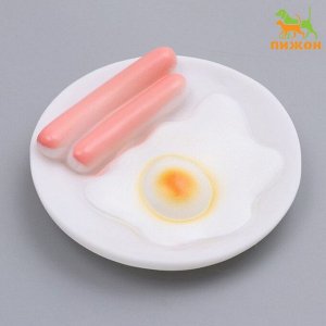 Игрушка пищащая "Завтрак" для собак, 13,5 см на белой тарелке   7472716