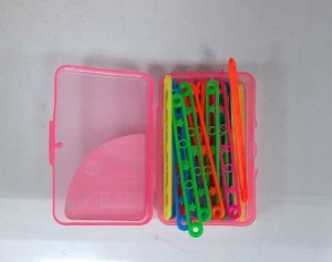 Разноцветные счетные палочки в контейнере
