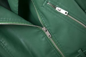Куртка женская зеленая с клепками на воротнике