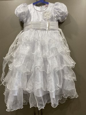 Нарядное платье с оборками белое