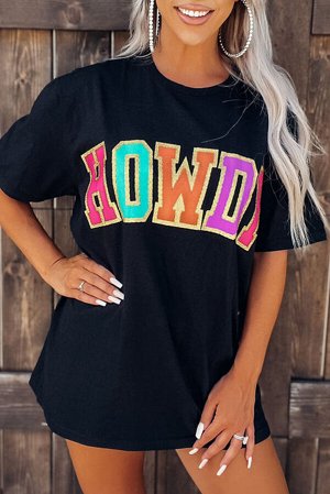 Черная удлиненная футболка с разноцветной надписью: HOWDY